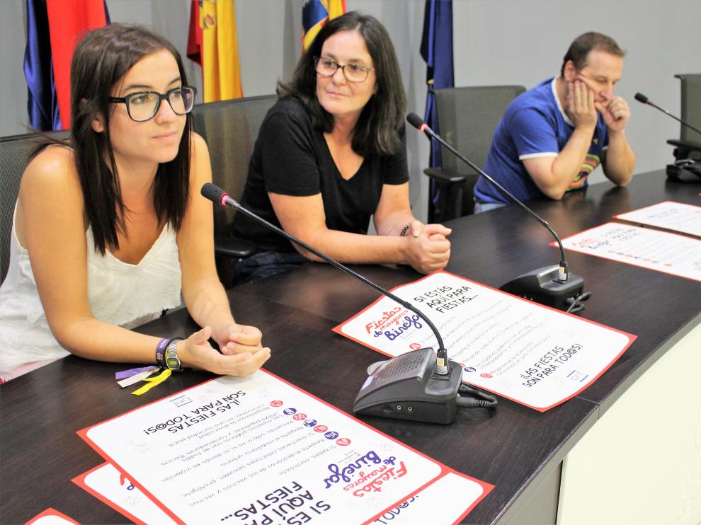 Los concejales de Binéfar durante la presentación de la campaña.