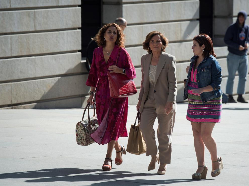 María Jesús Montero, Carmen Calvo y Adriana Lastra a su llegada al Congreso para participar en la reunión con Unidas Podemos.