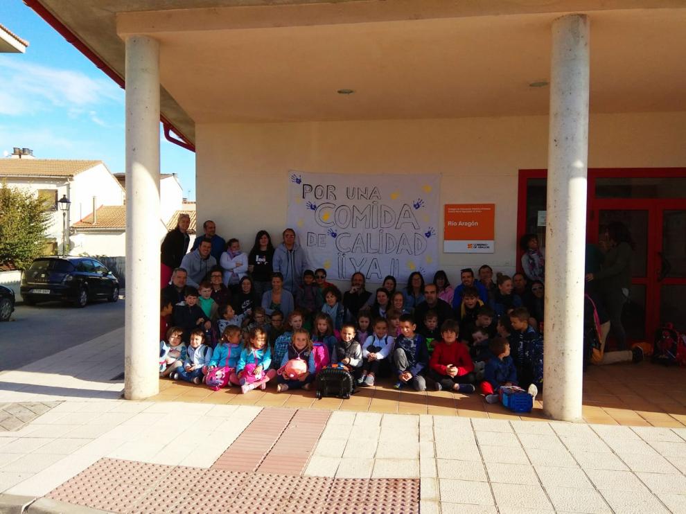 Movilización en el colegio de Santa Cilia para reclamar una gestión directa del servicio de comedor.