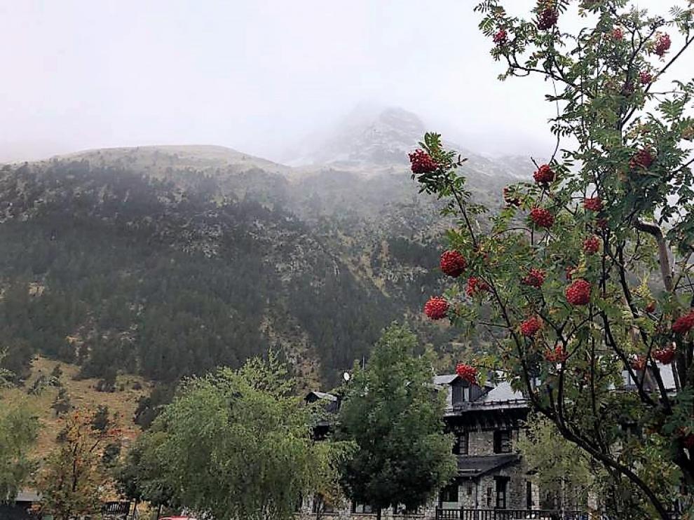 Nieve en las cumbres más altas en la zona de Llanos del Hospital, en Benasque