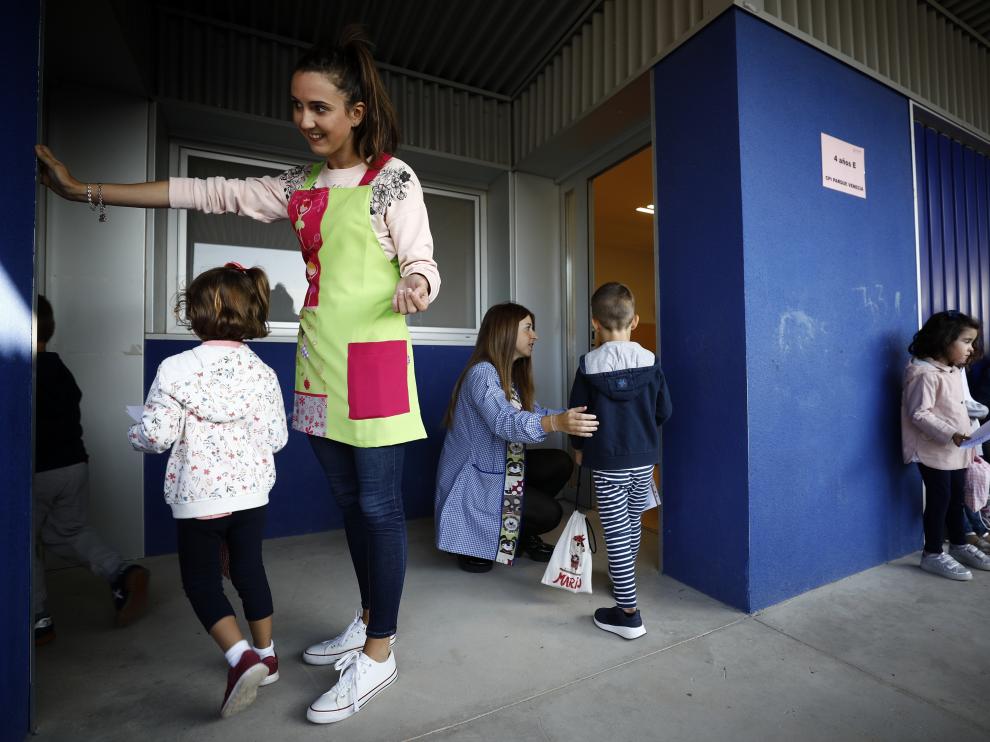 Niños de 4 años del colegio Parque Venecia de Zaragoza entran a clase esta mañana.