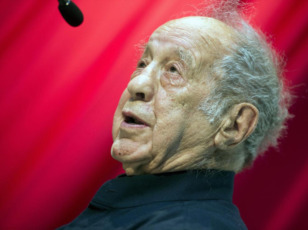 Zurich (Switzerland), 14/05/2014.- (FILE) - A picture dated 14 May 2014 shows Swiss-born US photographer and filmmaker Robert Frank after receiving a special price during the Roswitha Haftmann Prize ceremony at the Kunsthaus in Zurich, Switzerland (reissued 10 September 2019). According to media reports, Robert Frank has died aged 94 on 09 September 2019. (Suiza) EFE/EPA/WALTER BIERI *** Local Caption *** 51367546 Robert Frank died