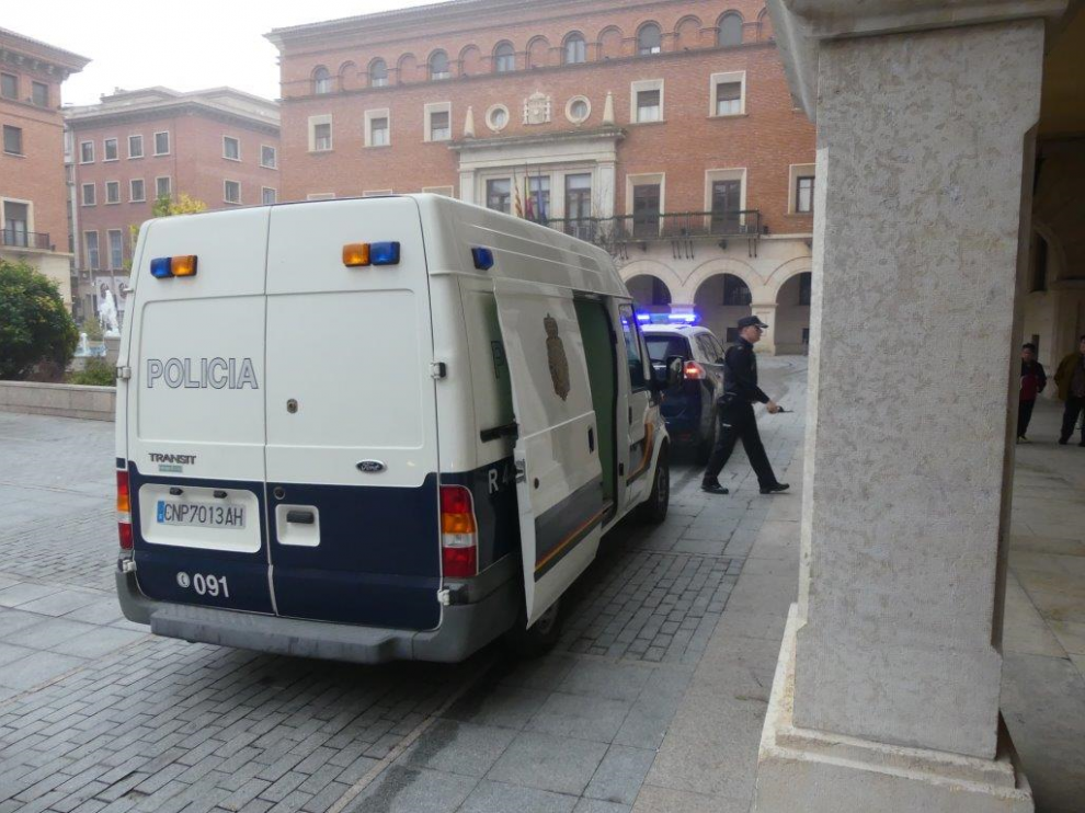 El furgón policial con los detenidos, a las puertas de los juzgados de Teruel.