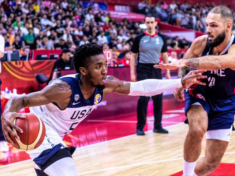 Dongguan (China), 11/09/2019.- Donovan Mitchell (L) of the USA in action against Evan Fournier (R) of France during the FIBA Basketball World Cup 2019 quarter final match between the USA and France in Dongguan, China, 11 September 2019. (Baloncesto, Francia, Estados Unidos) EFE/EPA/ALEX PLAVEVSKI FIBA Basketball World Cup 2019