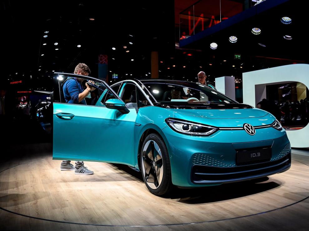 Frankfurt Main (Germany), 10/09/2019.- The new VW Volkswagen electric car ID.3 on display at the first press preview day of the International Motor Show IAA in Frankfurt, Germany, 10 September 2019. The 2019 International Motor Show Germany IAA 2019, which this year promotes itself under the motto 'Driving tomorrow', takes place in Frankfurt am Main from 12 to 22 September 2019. The IAA 2019 will also feature numerous world premieres, and has a special focus on electric mobility and digitization. (Alemania) EFE/EPA/SASCHA STEINBACH IAA 2019 - International Motor Show