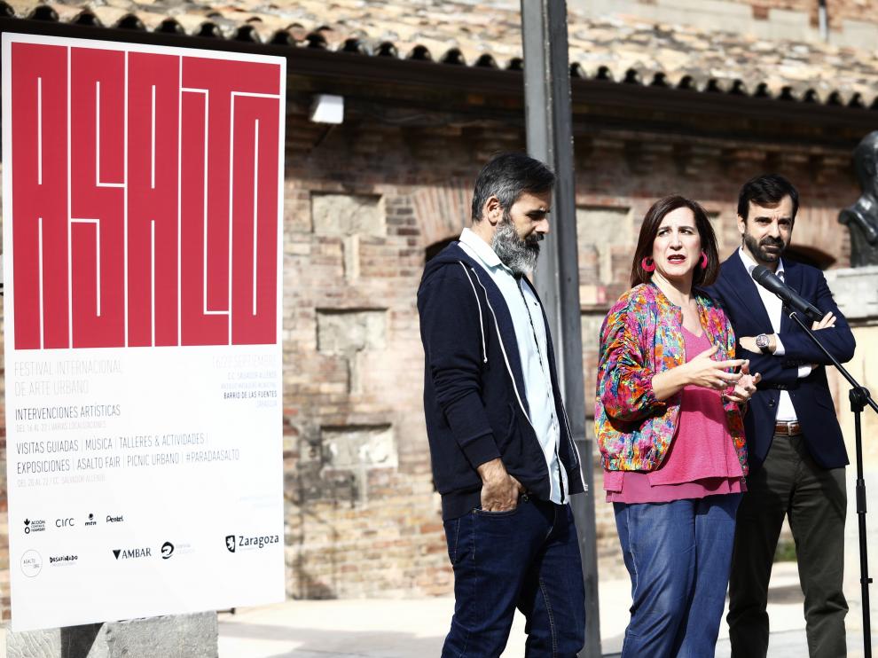 La vicealcaldesa Sara Fernández, junto a Luis García, de la organización de Asalto (a la izquierda) y David Lozano, director gerente de Zaragoza Cultural, en la presentación del festival.