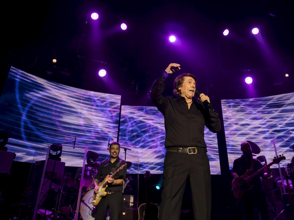 Raphael, durante el concierto que ofreció el año pasado en el pabellón Príncipe Felipe de Zaragoza.