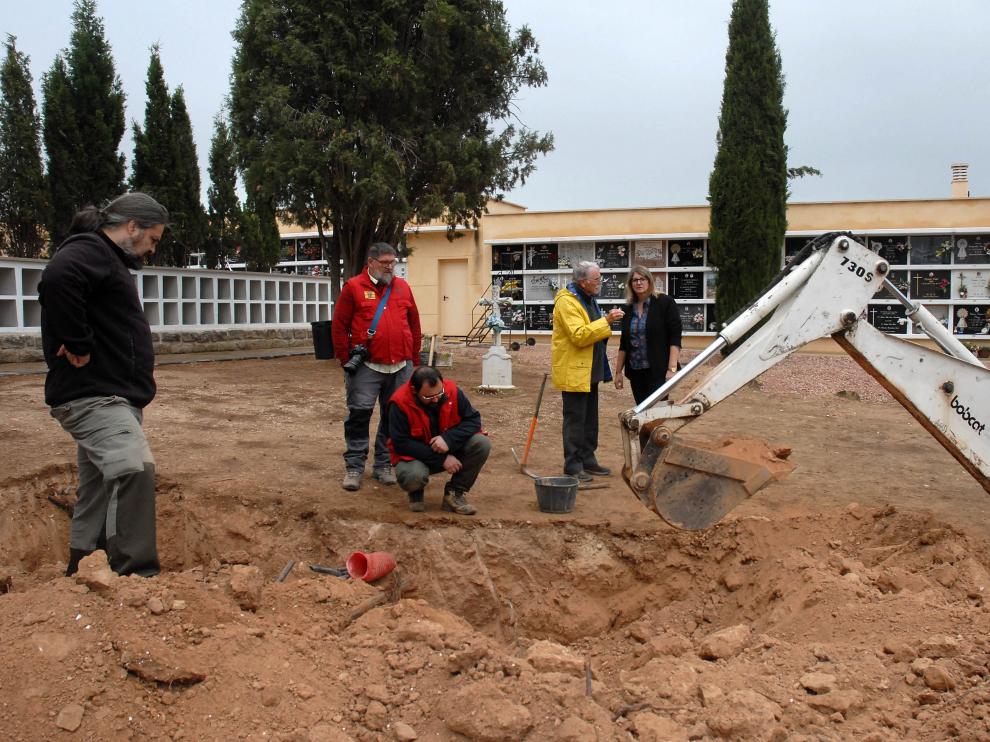 Trabajos de excavación en la fosa del cementerio de Alcañiz.