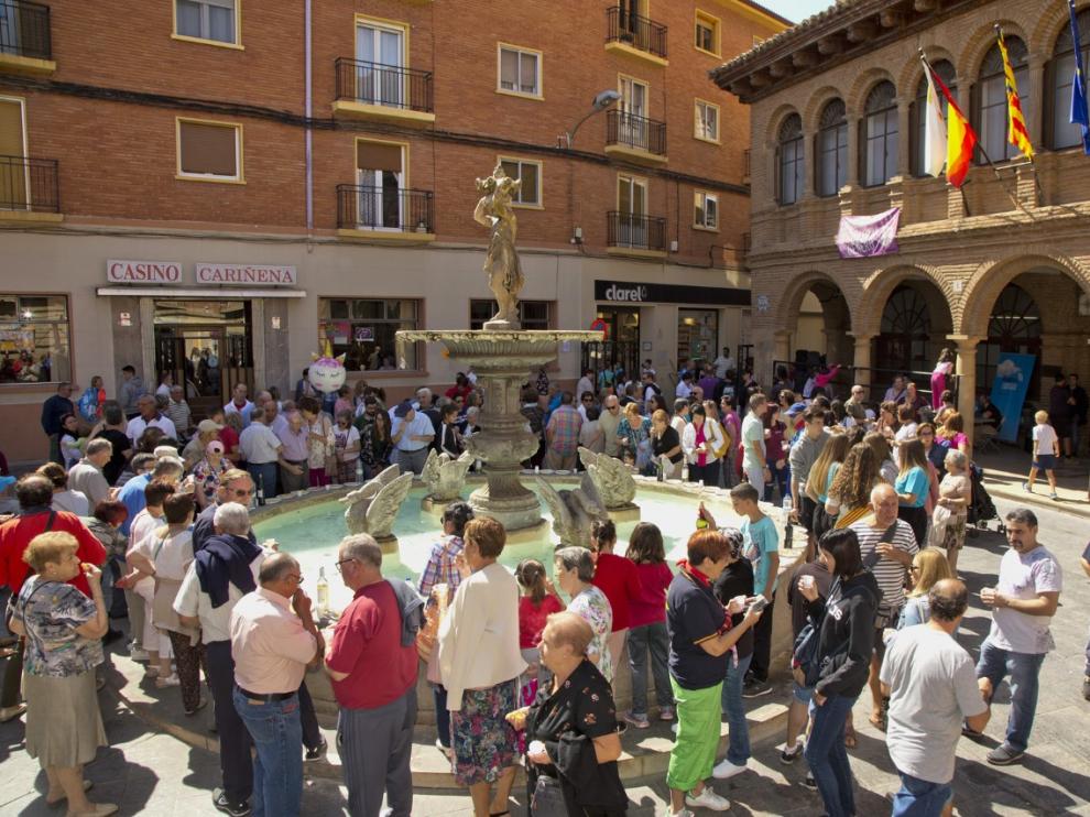 Decenas de cariñenenses se han reunido en la plaza Mayor para divertirse en el chupinazo.