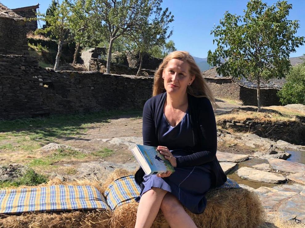 Luz Gabás durante la presentación de su novela