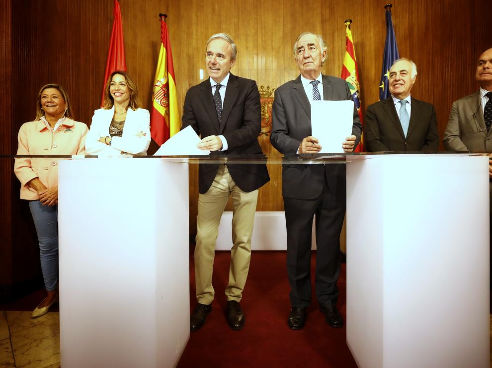El alcalde de Zaragoza, Jorge Azcón, y el presidente de Fundación Ibercaja, Amado Franco, han firmado este jueves un acuerdo sobre Mobility City.