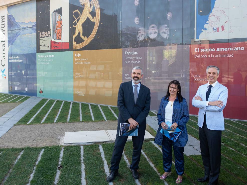 Ignasi Miró, Elisa Durán y Ricardo Alfós, ayer, en el exterior de Caixaforum Zaragoza.