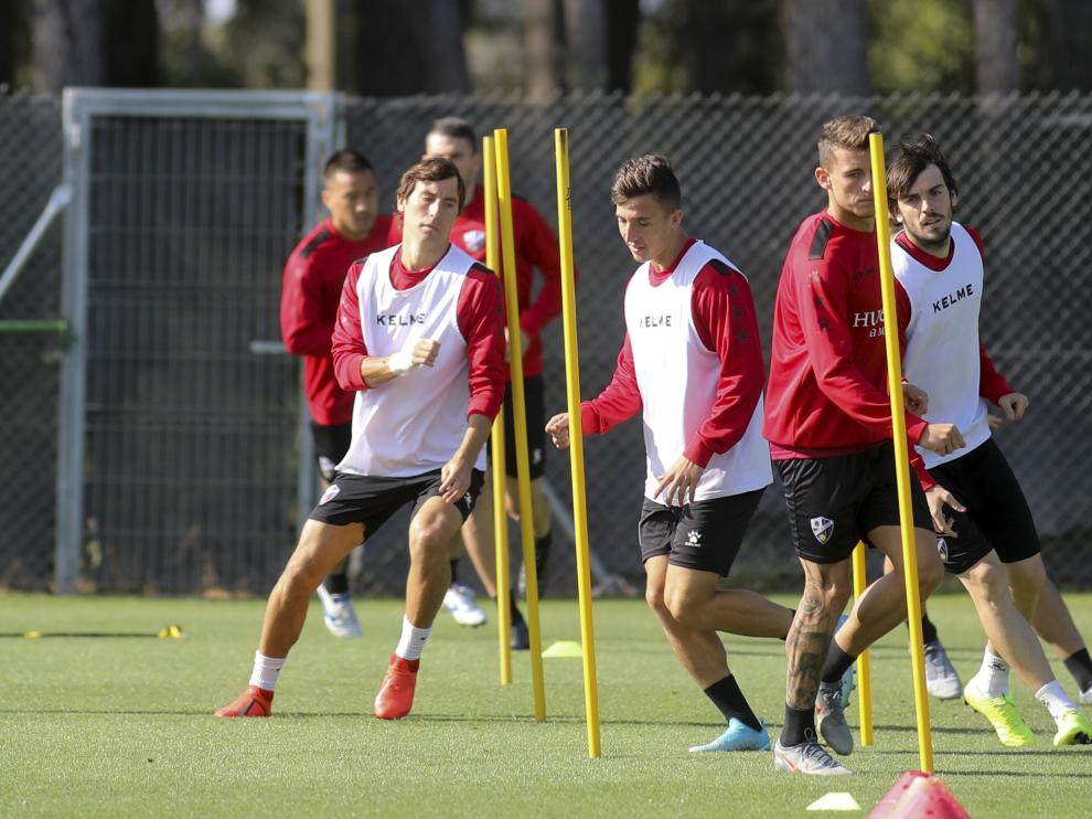 Varios jugadores de la SD Huesca, durante un entrenamiento de esta semana.