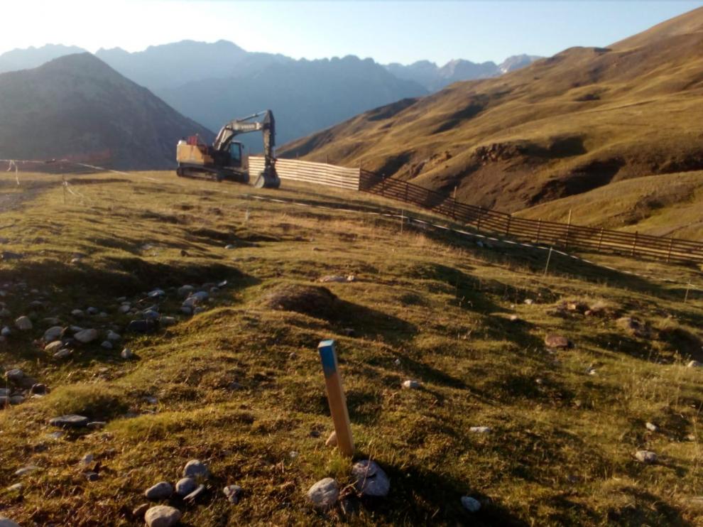 Una máquina excavadora trabaja desde este viernes en la apertura de la pista.