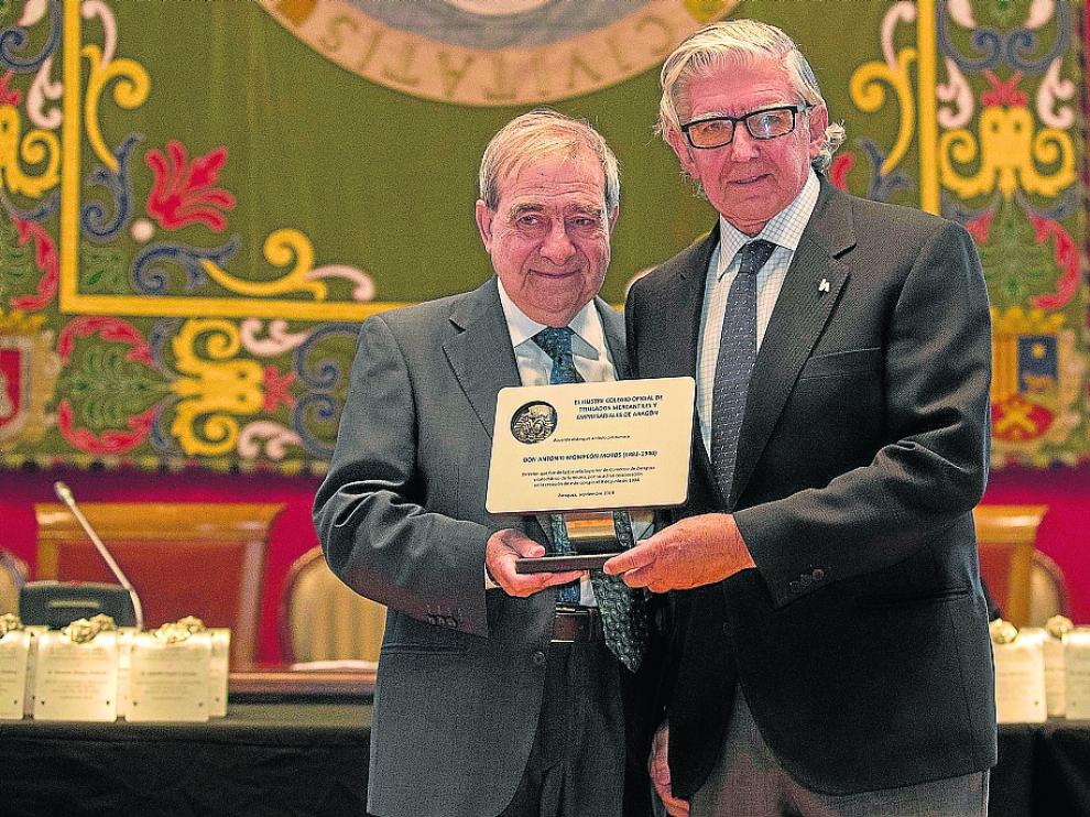 Fernando de Yarza Mompeón recibió de Antonio Envid la placa de reconocimiento a su abuelo
