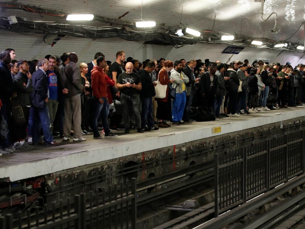 Gente esperando el metro en una estación de París este viernes