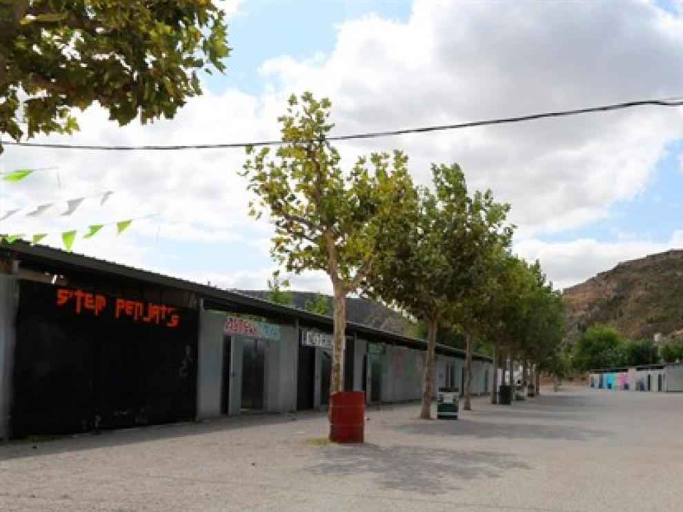 Las casetas ya ocupan la explanada del club Capri.
