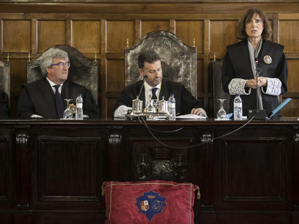 La magistrada María José Hernández, durante su toma de posesión presidida por Manuel Bellido (a su derecha), y en presencia del magistrado Juan Carlos Zapata.