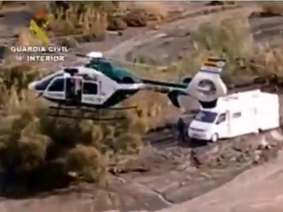 Rescatan en helicóptero a una pareja y a un perro de una caravana rodeada por agua en Tabernas (Almería)