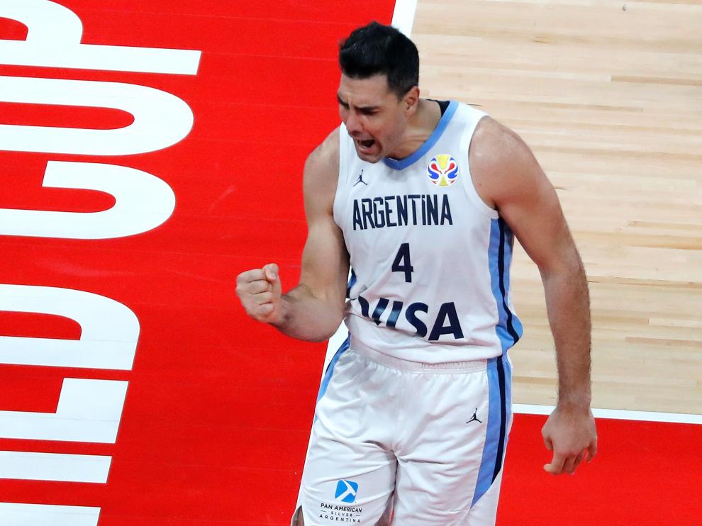 Scola celebra una canasta en la semifinal Argentina-Francia.