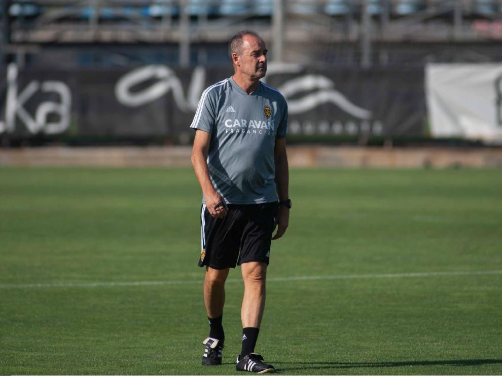 Víctor Fernández observa en la distancia el entrenamiento de sus jugadores.