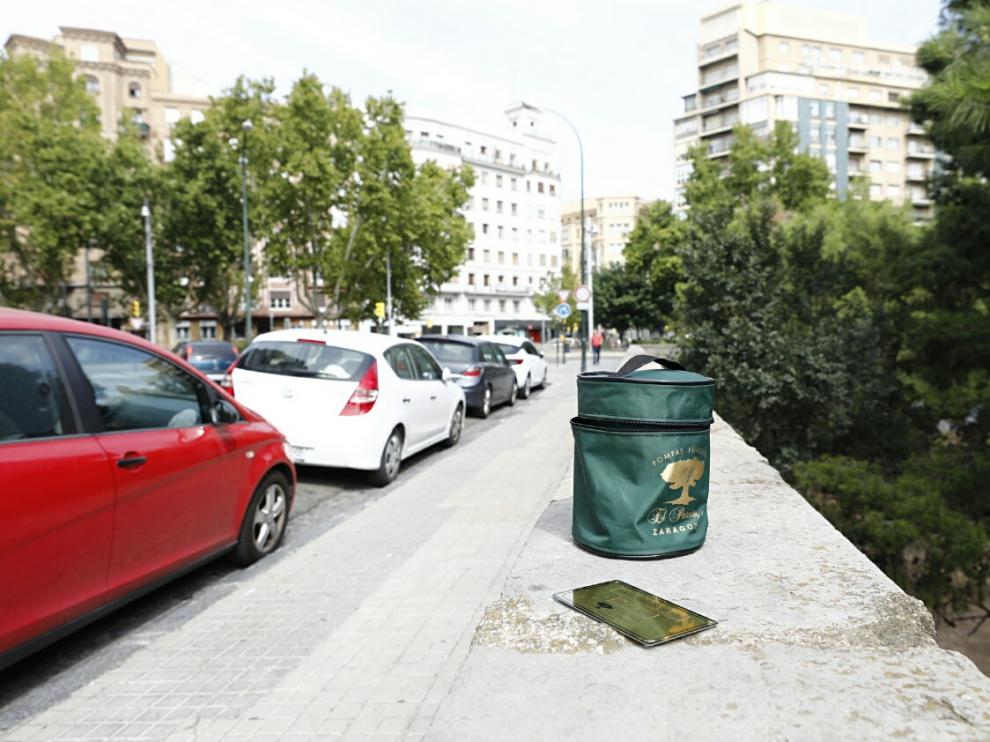 Aparece una urna funeraria abandonada en el centro de Zaragoza.