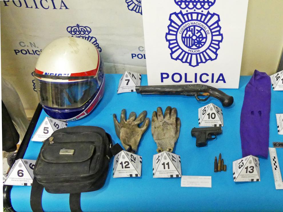 La Policía encontró en poder de los atracadores los cascos de moto y la escopeta recortada que usaron en el asalto a la gasolinera.