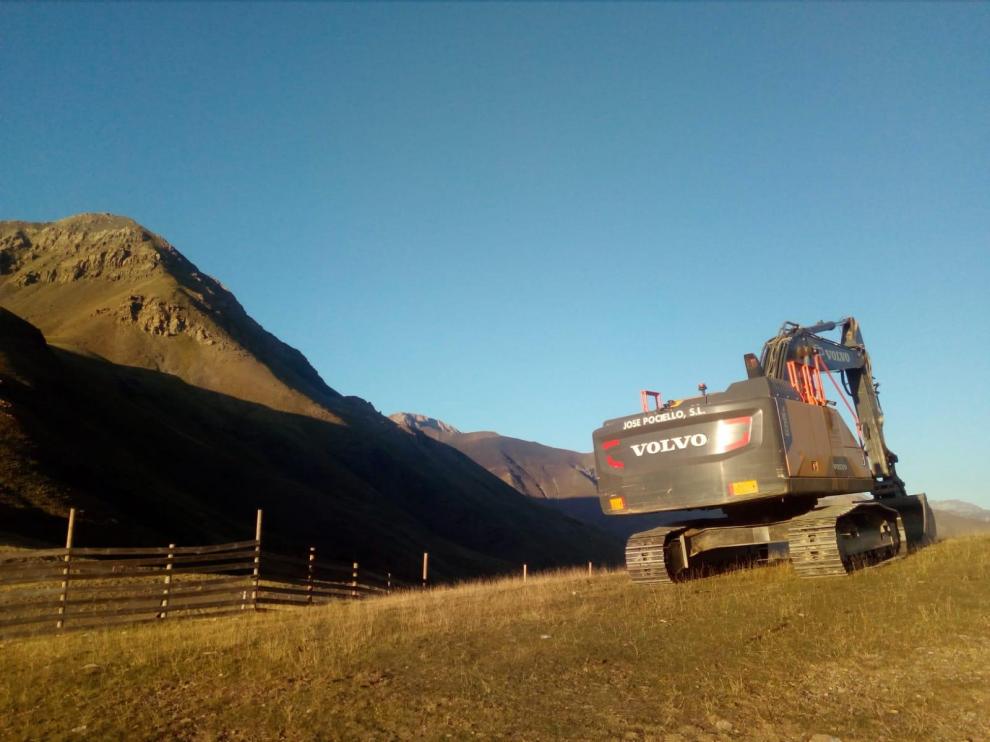 Una máquina trabaja en el collado de Basibé en la preparación de una pista para el nuevo remonte.