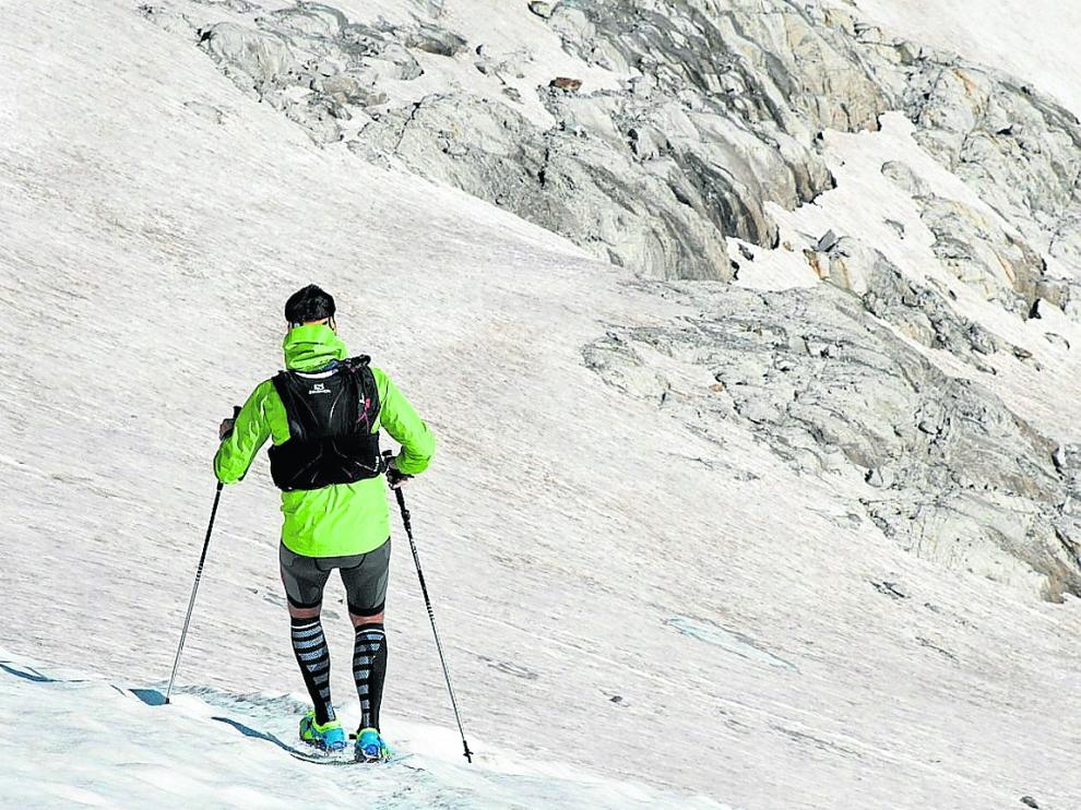 Un corredor de montaña en zapatillas en el glaciar del Aneto