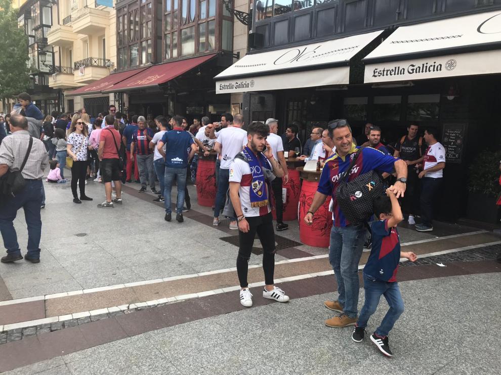 Aficionados de la SD Huesca, por las calles de Soria.