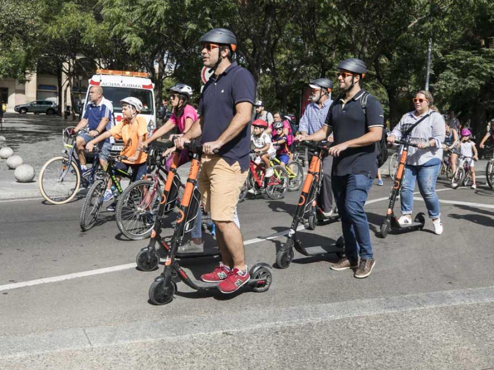 Familias a pie, en bici o en patines dan el pistoletazo de salida a la semana de la movilidad de Zaragoza