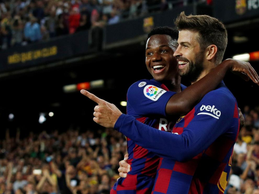 Ansu Fati celebra un gol con Gerard Piqué