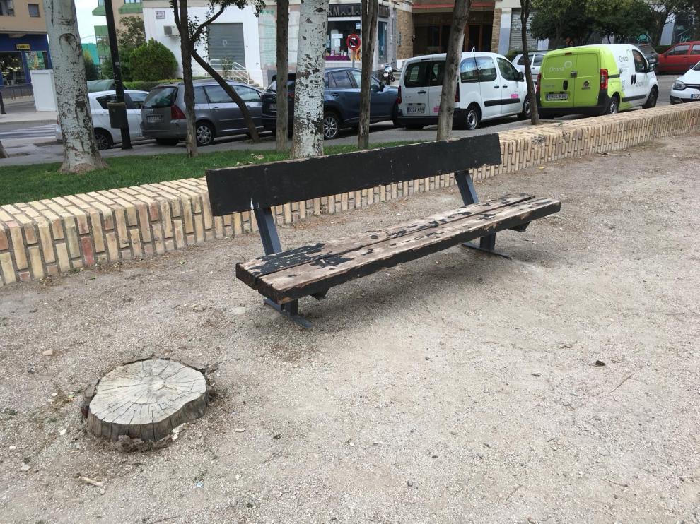 El deterioro de la plaza José Antonio Labordeta indigna a los vecinos de la Bombarda