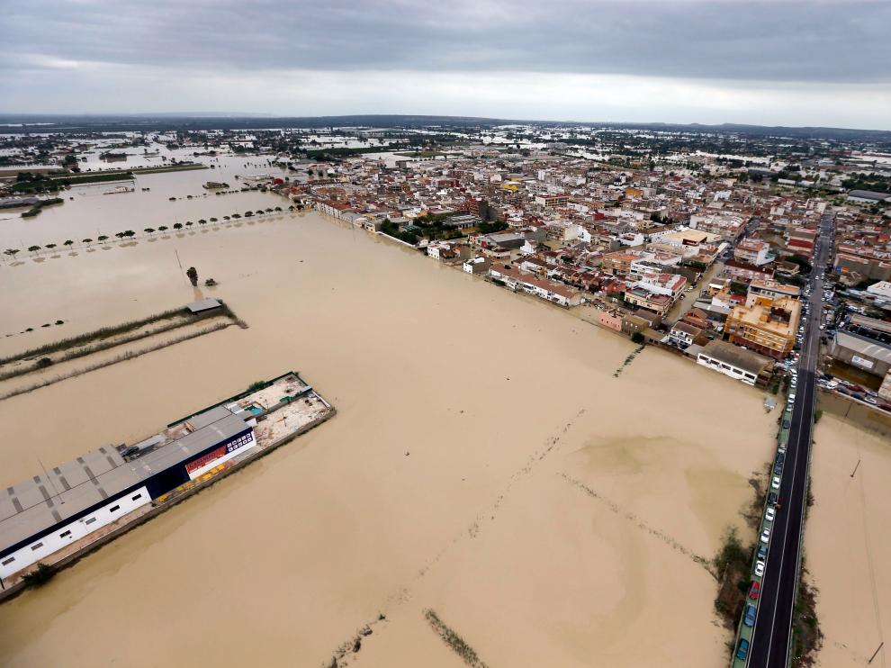 Inundaciones por la gota fría en La Vega Baja (Alicante), donde la UME ha rescatado a 450 personas.