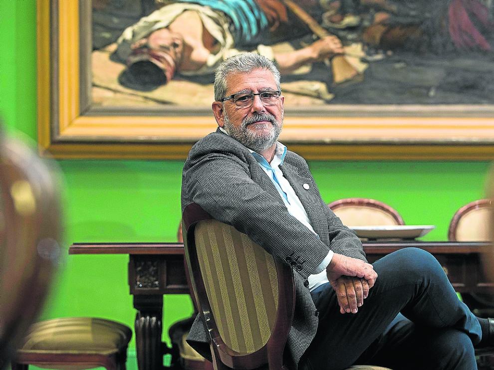 El rector de la Universidad de Zaragoza, José Antonio Mayoral, posa en su despacho del Paraninfo.