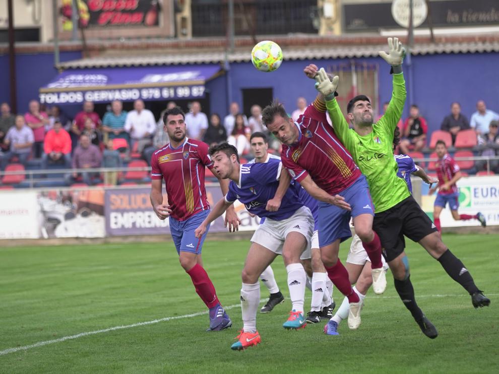 Un lance del partido entre el Teruel y Valdefierro.