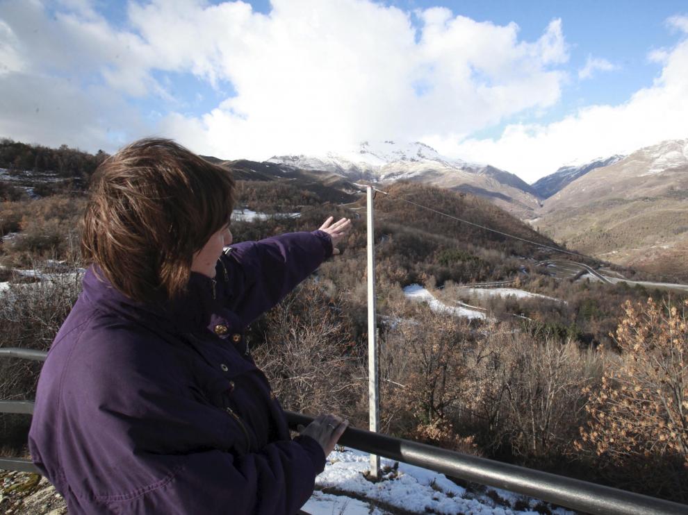 Una vecina de Montanuy indica la zona de ampliación de la estación de Cerler por Castanesa.