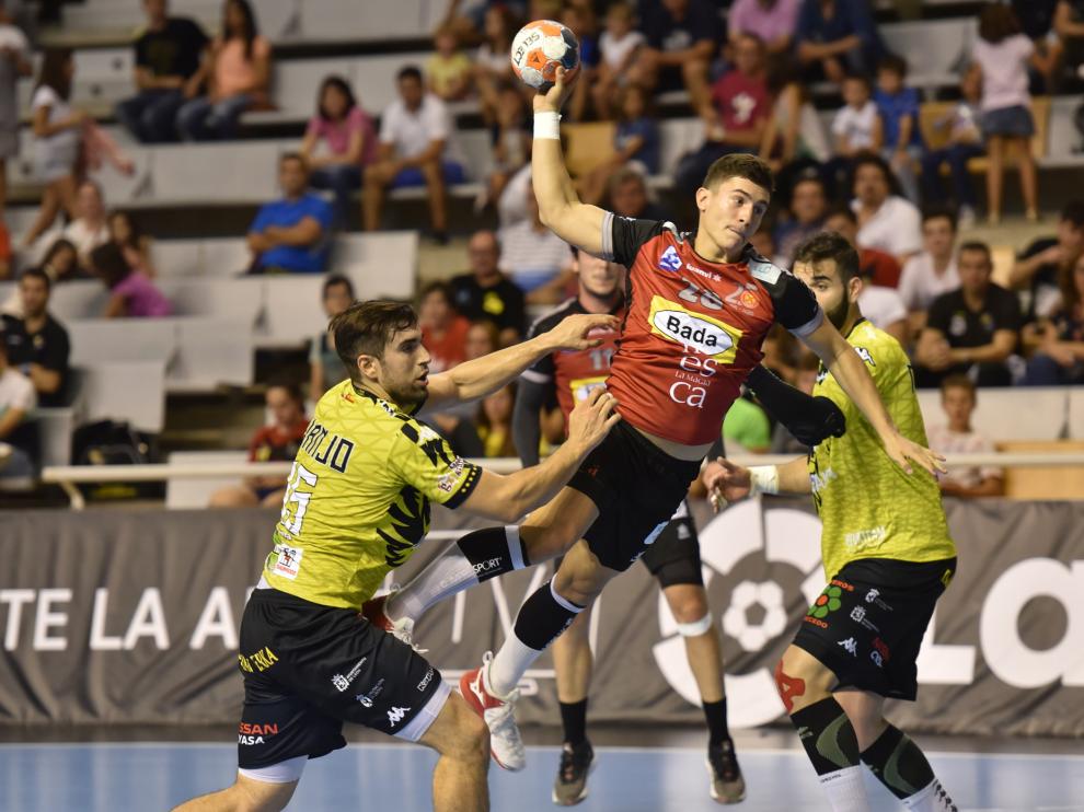 El Bada perdió ante el Ademar León en su estreno en el Palacio (24-27).