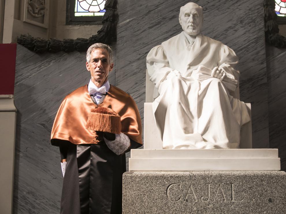 John Tracy, junto a la estatua de Ramón y Cajal, ayer en el Paraninfo, antes de pronunciar su lección inaugural titulada 'El conocimiento es poder: alianzas para la innovación'