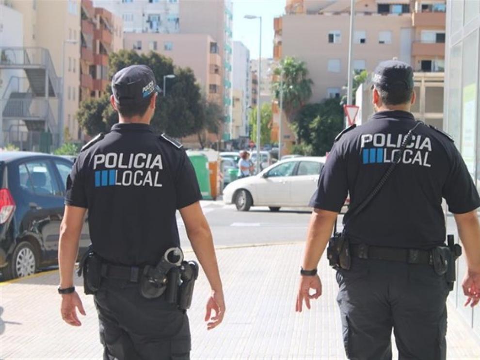 Detenido por circular con su mujer embarazada sobre el capó del coche