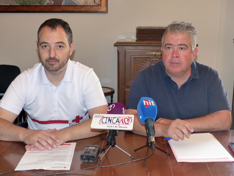 El presidente de la asamblea local de Cruz Roja, Tomás Sancho, y el concejal de Festejos de Monzón, Javier Vilarrubí.