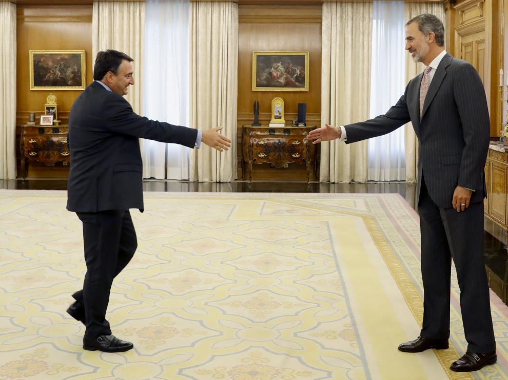 Felipe VI recibe al portavoz del PNV en el Congreso, Aitor Esteban, para cerra la primera de sus dos jornadas de consultas.