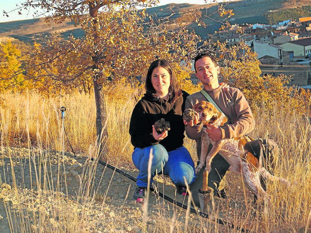 Cristina y José Enrique, tras una jornada de recolección de uno de sus productos principales.