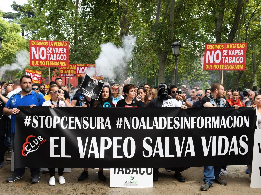 Más de un centenar de vapeadores se han concentrado este lunes ante el Ministerio de Sanidad para pedir la dimisión de la ministra María Luisa Carcedo
