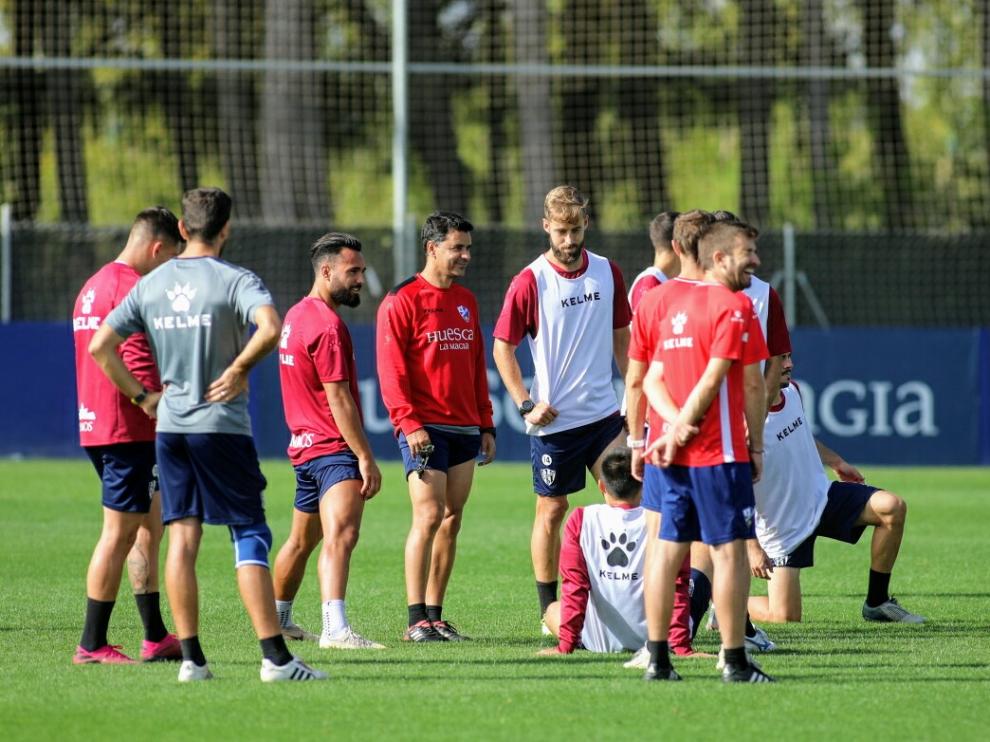 Jorge Pulido, junto a Míchel, durante el entrenamiento de este lunes.