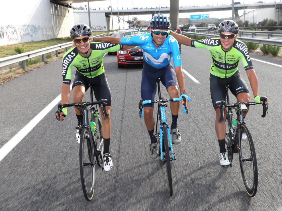 Sergio Samitier, Jorge Arcas y Fernando Barceló, sonrientes en la última etapa de la Vuelta.