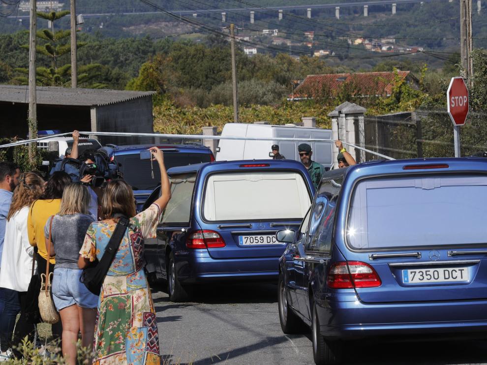 Vista de la zona precintada por el triple crimen en Cordeiro de Valga (Pontevedra).