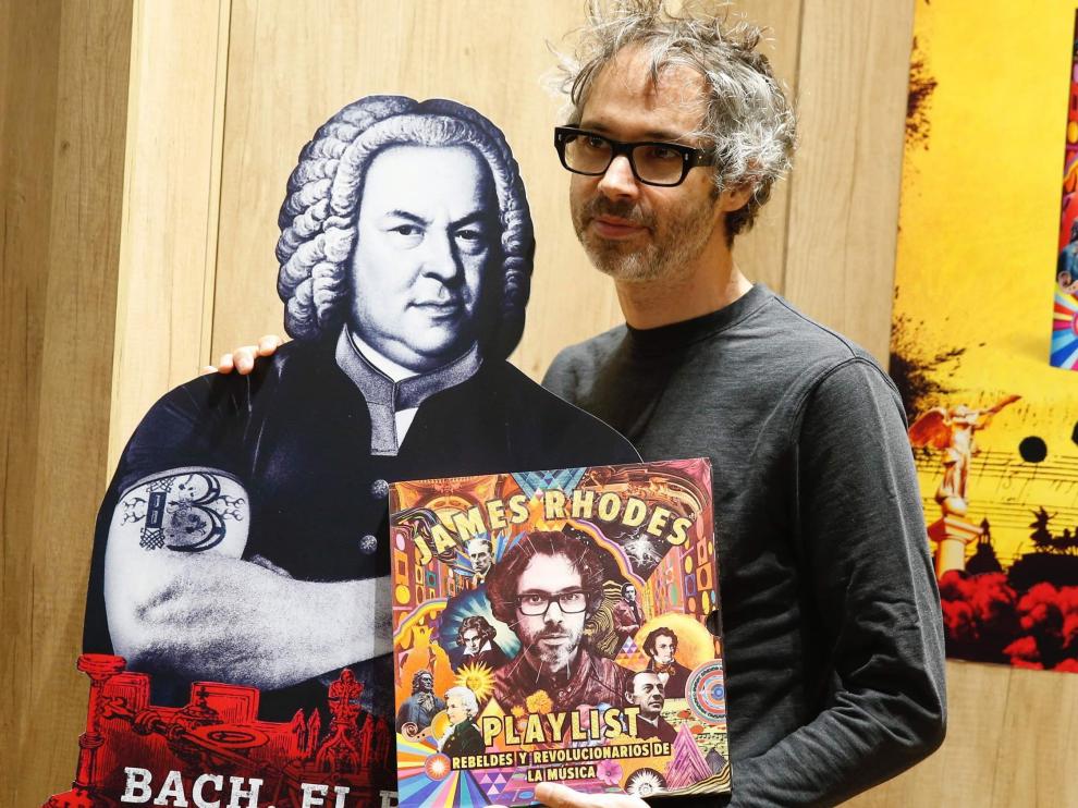 El músico británico James Rhodes posa con su tercer libro, 'Playlist'.