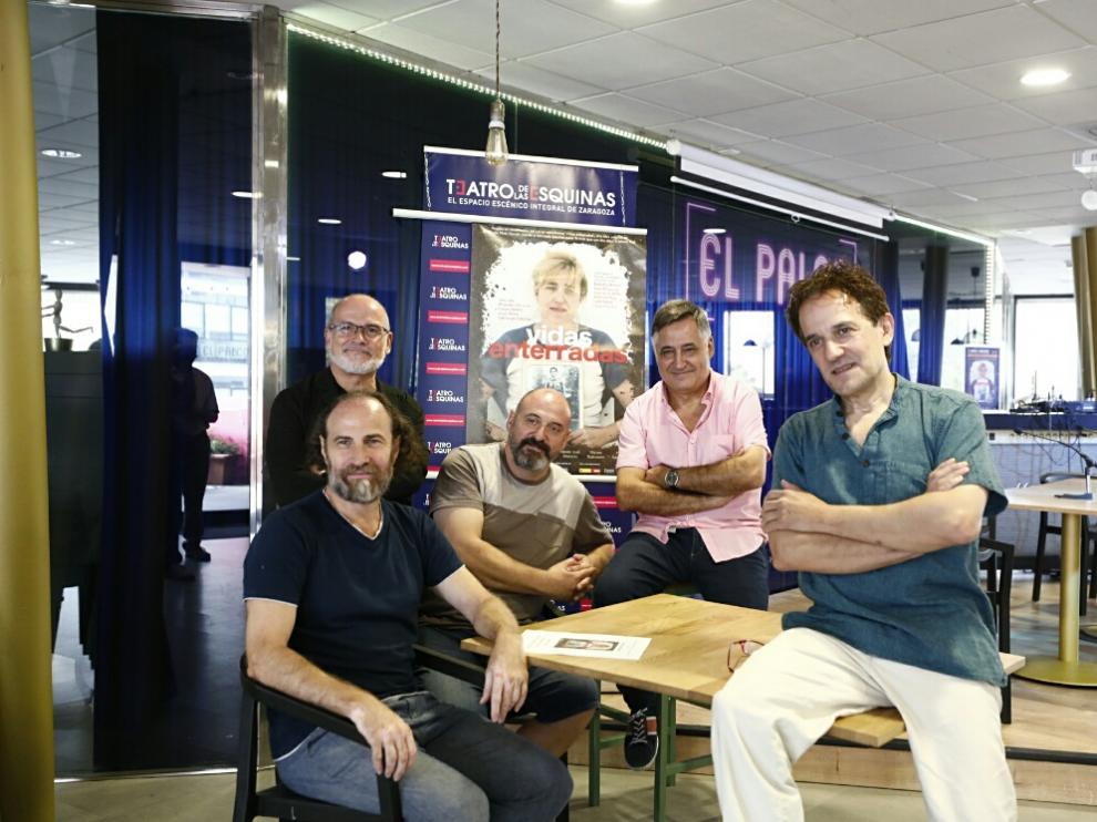 Los cuatro directores de la obra con el periodista Gervasio Sánchez.