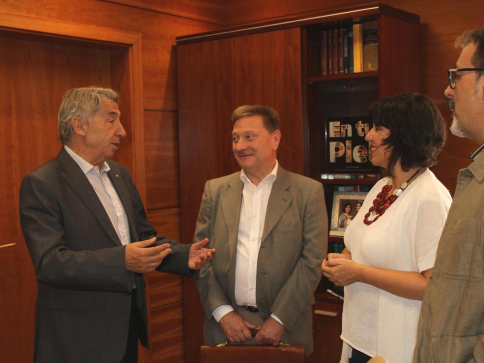Responsables de Apymez y del Ayuntamiento de La Almunia antes de la firma del convenio.